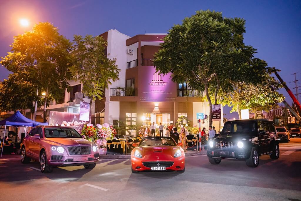 showroom nội thất gỗ óc chó