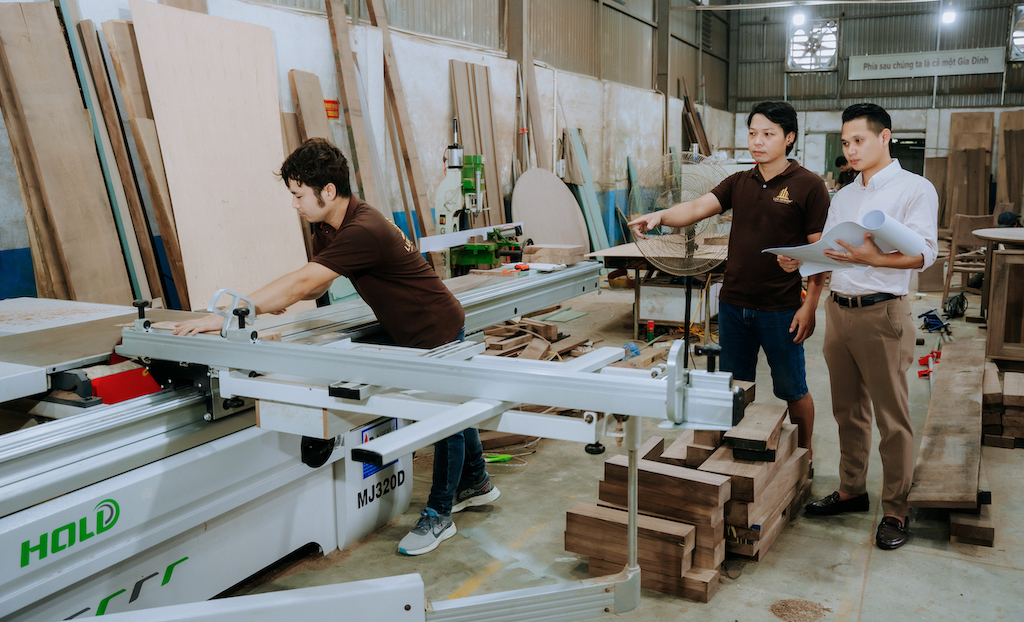 xưởng gỗ óc chó