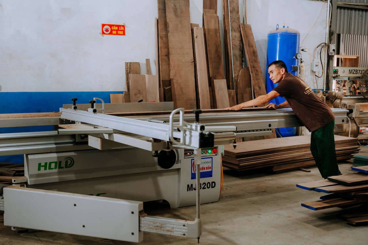 xưởng gỗ óc chó tại Hà Nội