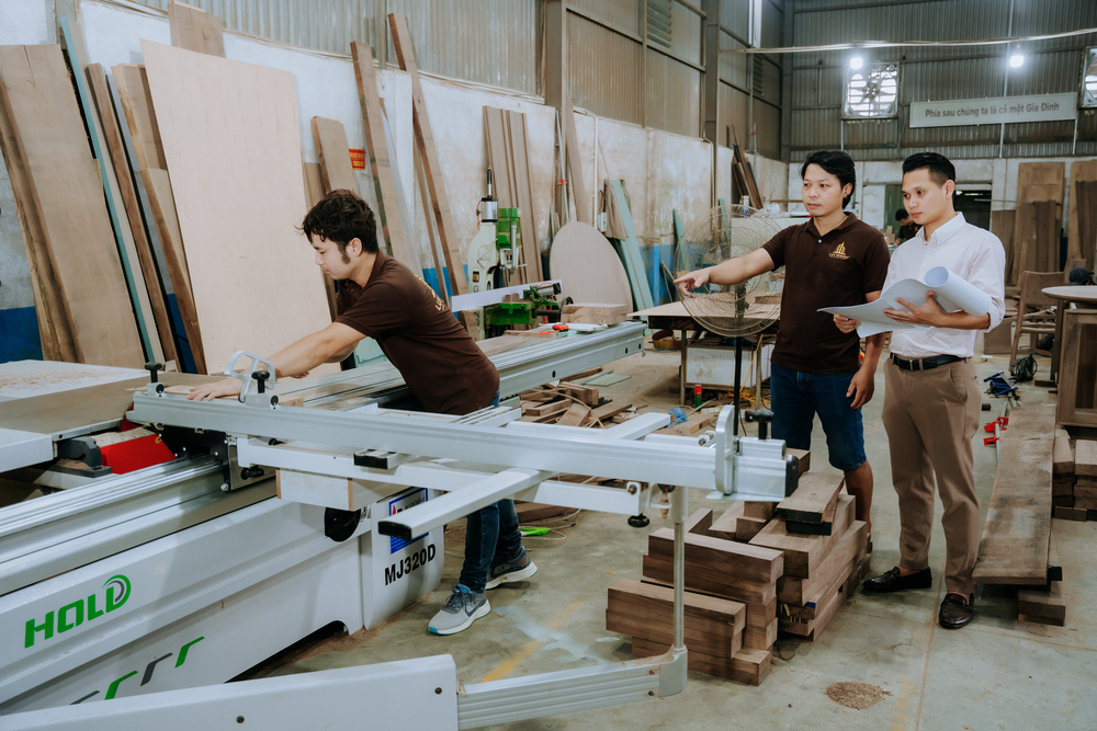 Xưởng sản xuất gỗ óc chó tại Hà Nội của Lux Design